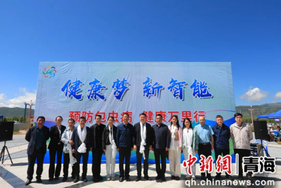 图为“预防包虫病 健康万里行” 活动现场。仁增桑俄摄 图片