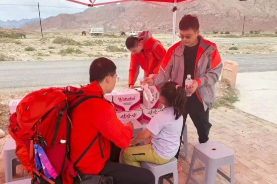 平安救援人员设置服务点慰问脱困客户