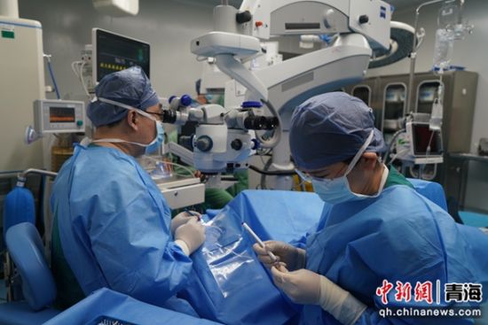 图为手术现场。西宁市第一人民医院供图 图为手术现场。西宁市第一人民医院供图