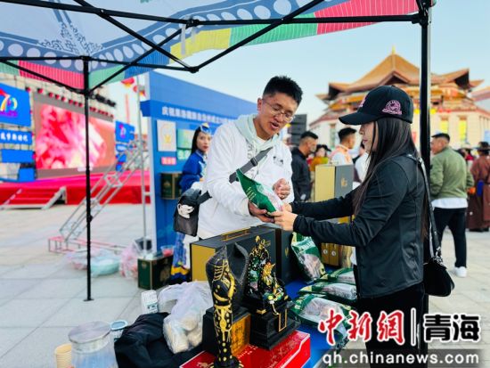 图为游客购买玛多农畜产品。 孙睿 摄 图为游客购买玛多农畜产品。 孙睿 摄