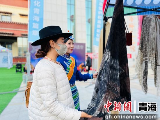 图为游客挑选羊绒披肩。 孙睿 图为游客挑选羊绒披肩。 孙睿