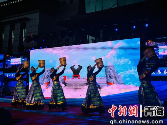 图为文艺演出现场。 孙睿 摄 图为文艺演出现场。 孙睿 摄