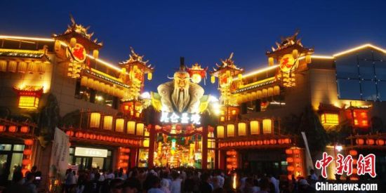 图为格尔木昆仑圣境不夜城。 格尔木文体旅游广电局 供图 图为格尔木昆仑圣境不夜城。 格尔木文体旅游广电局 供图
