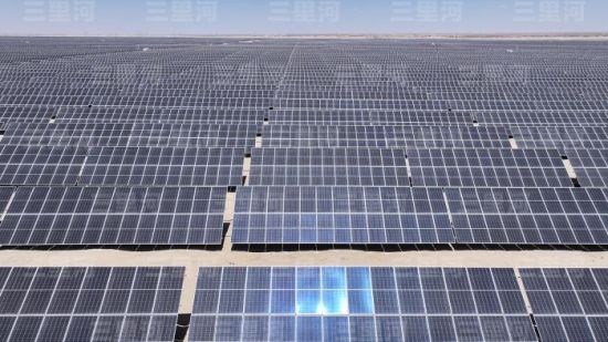 青海油田100万千瓦光伏电站。(无人机照片)图/中新社记者 马铭言 摄