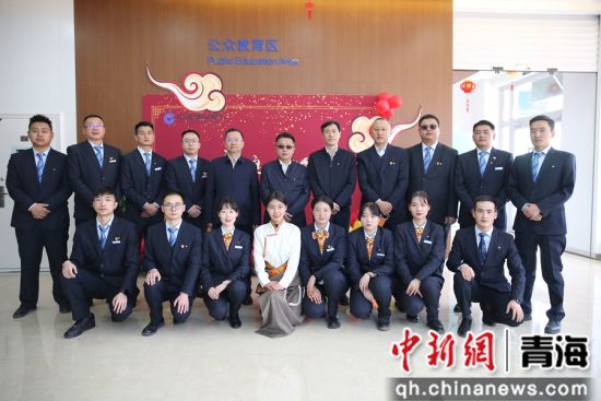 图为索南扎西(右起第四)与中国建设银行青海省分行领导、果洛支行同事合影。中国建设银行果洛支行 供图 图为索南扎西(右起第四)与中国建设银行青海省分行领导、果洛支行同事合影。中国建设银行果洛支行 供图