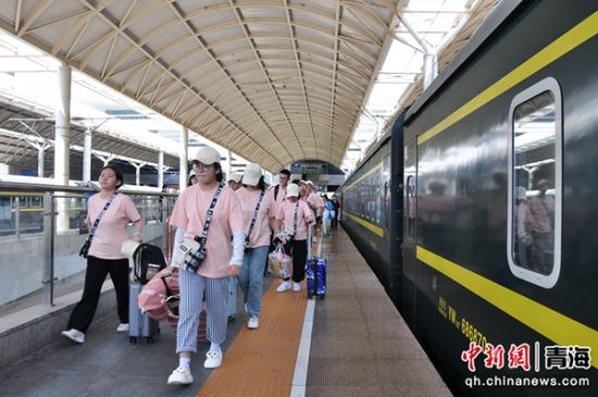 图为学生们登上研学列车。尤东方 摄 图为学生们登上研学列车。尤东方 摄