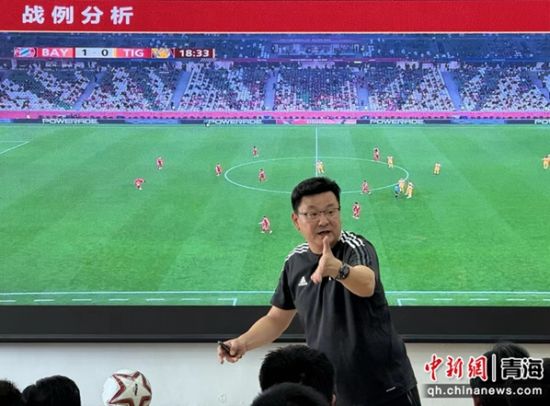 图为姚庆在培训班中做战例分析。陈宗淇 摄 图为姚庆在培训班中做战例分析。陈宗淇 摄