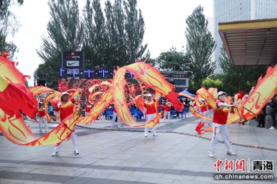 图为现场的舞龙表演。 马铭言 摄
