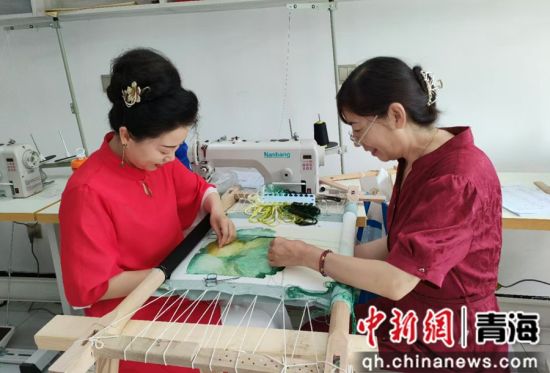 图为刺绣现场。赖娜 供图 图为刺绣现场。赖娜 供图