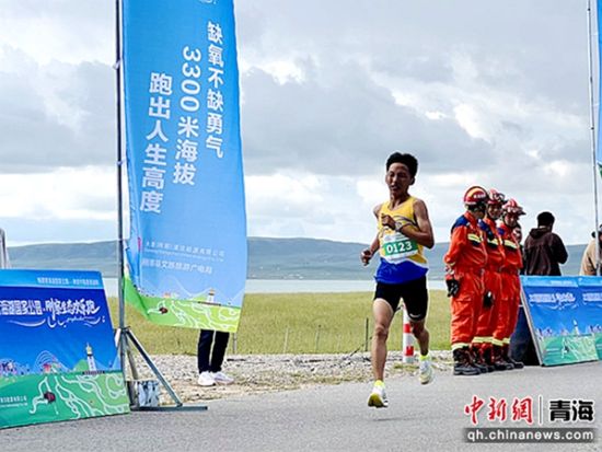 图为跑者比赛中奋力拼搏。刚察县委宣传部供图