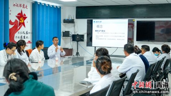 图为北京电力医院专家在玛多县人民医院辅导培训医务人员。朱毅然摄