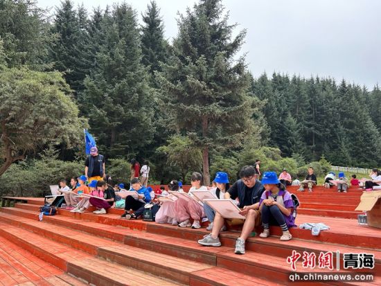 图为学生们用画笔描绘出心中森林的样子。湟中区委宣传部 供图 图为学生们用画笔描绘出心中森林的样子。湟中区委宣传部 供图