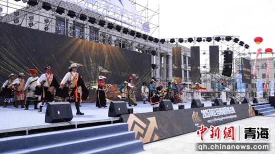 图为演出现场。玛沁县文体旅游广电局 供图