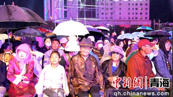 图为观众观看赛事。共和融媒供图 图为观众观看赛事。共和融媒供图