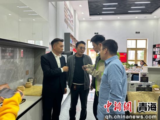 图为考察调研现场。李庆摄 图为考察调研现场。李庆摄