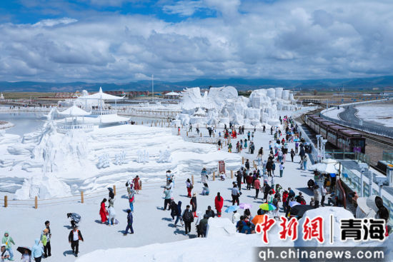 图为茶卡盐湖景区游人如织。王生荣 摄