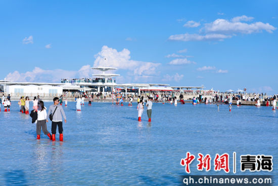 图为茶卡盐湖景区游人如织。王生荣 摄