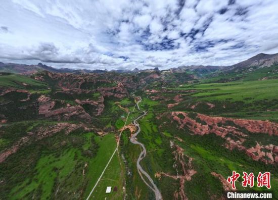 图为青海省玉树藏族自治州杂多县昂赛大峡谷。 蔡征 摄 图为青海省玉树藏族自治州杂多县昂赛大峡谷。 蔡征 摄