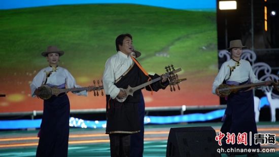 图为扎念弹唱会现场。共和融媒供图 图为扎念弹唱会现场。共和融媒供图