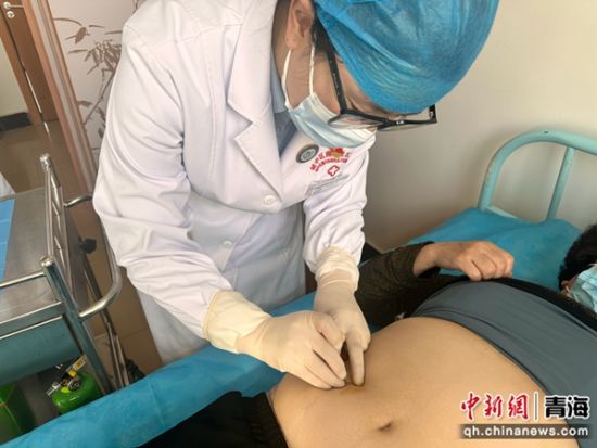 图为辖区体重管理门诊为辖区有需要减重的居民提供埋线等中医适宜技术。西宁市城中区卫健局供图