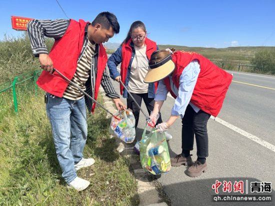 图为开展环境卫生整治志愿服务行动。兴海县委宣传部供图 图为开展环境卫生整治志愿服务行动。兴海县委宣传部供图