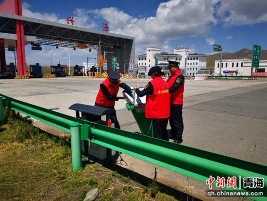 图为开展环境卫生整治志愿服务行动。兴海县委宣传部供图 图为开展环境卫生整治志愿服务行动。兴海县委宣传部供图