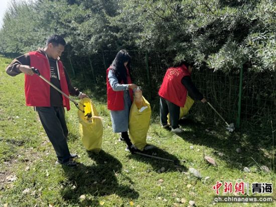 图为开展环境卫生整治志愿服务行动。兴海县委宣传部供图 图为开展环境卫生整治志愿服务行动。兴海县委宣传部供图