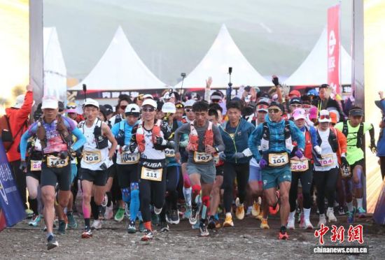 8月15日，2025阿尼玛卿极限挑战赛开赛。张忠苹 摄