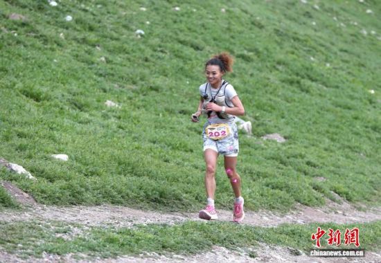 8月15日，2025阿尼玛卿极限挑战赛现场。张忠苹 摄