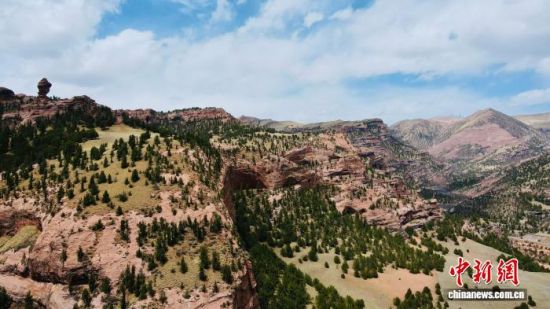 图为航拍青海玉树藏族自治州杂多县境内的昂赛大峡谷。李江宁 摄