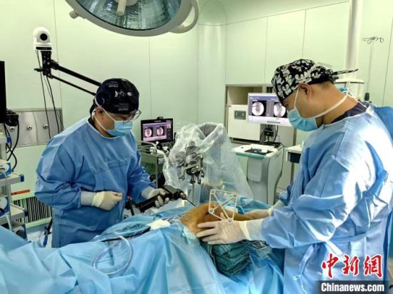 图为手术现场。马何萍 摄 图为手术现场。马何萍 摄