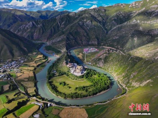 资料图为航拍澜沧江东源孜曲。马铭言 摄