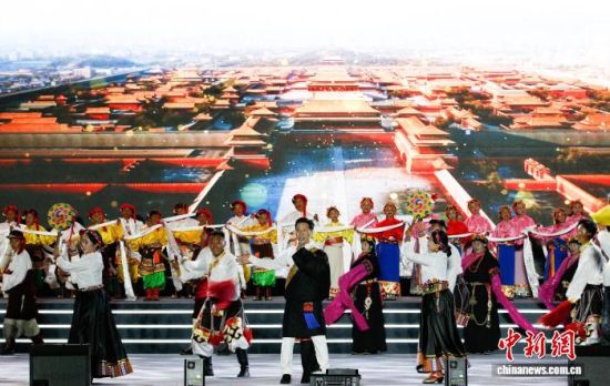 资料图为青海省玉树藏族自治州囊谦县举行的2023澜湄国际影像周之星空音乐会现场。马铭言摄