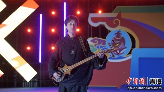 图为扎木念弹唱。共和融媒供图