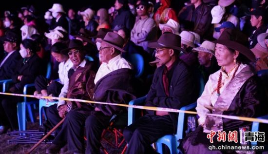 图为观众观看。共和融媒供图