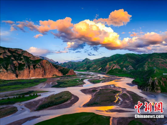 青海省玉树州囊谦县境内澜沧江上游扎曲河网状水系。李景鹏 摄 青海省玉树州囊谦县境内澜沧江上游扎曲河网状水系。李景鹏 摄