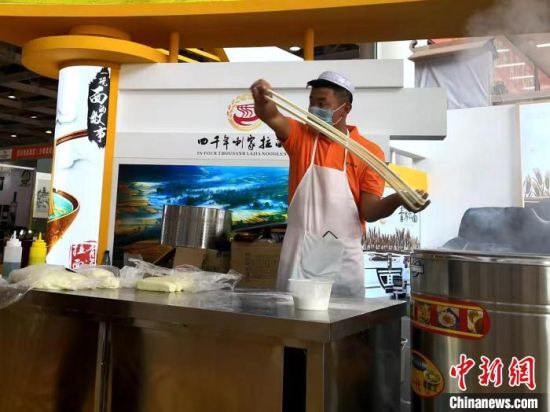 资料图为拉面匠人展示技艺。韩永贵 摄 资料图为拉面匠人展示技艺。韩永贵 摄