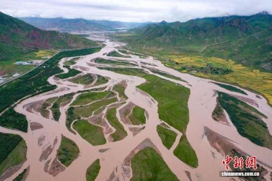 资料图为航拍青海省玉树藏族自治州囊谦县境内的澜沧江上游主要干流之一扎曲河网状水系。马铭言 摄