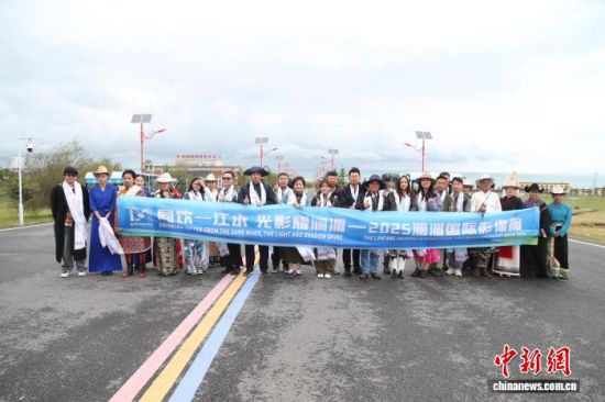 图为2025澜湄国际影像周部分歌手和外宾合影。张忠苹 摄 图为2025澜湄国际影像周部分歌手和外宾合影。张忠苹 摄