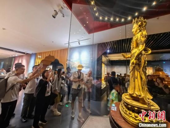 图为采访团参观青海省博物馆。李隽 摄 图为采访团参观青海省博物馆。李隽 摄