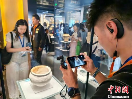 图为媒体记者正在拍摄青海省出土文物。李隽 摄 图为媒体记者正在拍摄青海省出土文物。李隽 摄