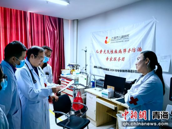 图为专家团队讨论患者病情。果洛州人民医院 供图 图为专家团队讨论患者病情。果洛州人民医院 供图