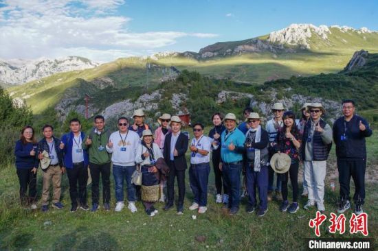 图为参加2024澜湄国际影像周“帐篷茶叙”的嘉宾合影。马铭言 摄 图为参加2024澜湄国际影像周“帐篷茶叙”的嘉宾合影。马铭言 摄