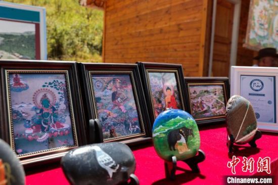 图为现场展出的非遗制品。薛蒂 摄 图为现场展出的非遗制品。薛蒂 摄