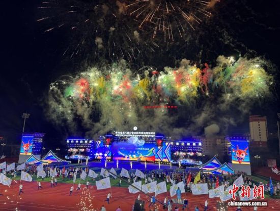 图为青海省第八届少数民族传统体育运动会开幕。孙睿 摄