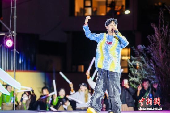 8月20日，2025澜湄国际影像周江源星空音乐会在青海省玉树藏族自治州囊谦县举行。图为歌手宫巴演唱现场。薛蒂 摄