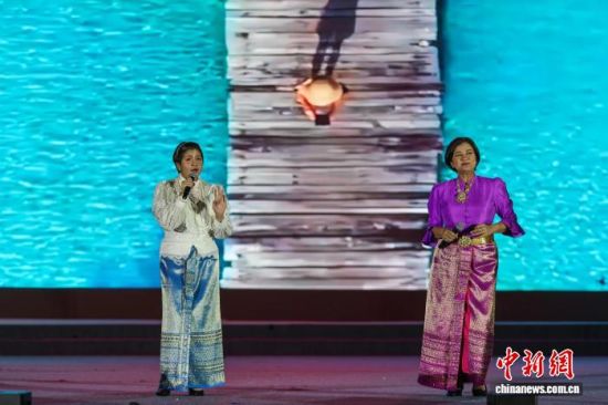 8月20日，2025澜湄国际影像周江源星空音乐会在青海省玉树藏族自治州囊谦县举行。图为泰国音乐组合敏特母女演唱现场。薛蒂 摄