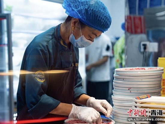 图为厨房操作间，后厨工作人员正在分拣牛肉。狄久锋 摄