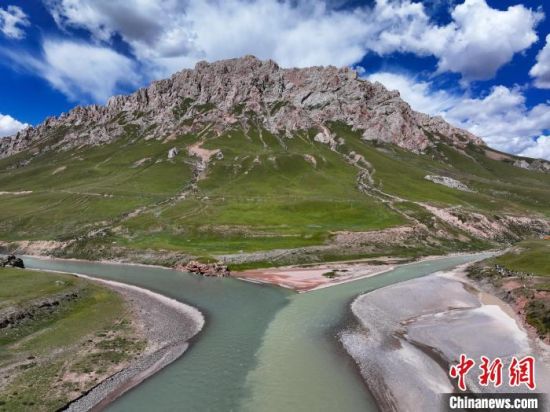 图为“澜沧江源第一县”青海杂多县的自然景色。马铭言 摄 图为“澜沧江源第一县”青海杂多县的自然景色。马铭言 摄
