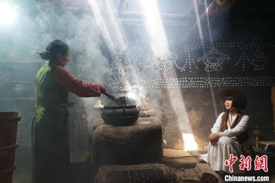 图为文旅达人在藏式古堡内拍照。马铭言 摄 图为文旅达人在藏式古堡内拍照。马铭言 摄